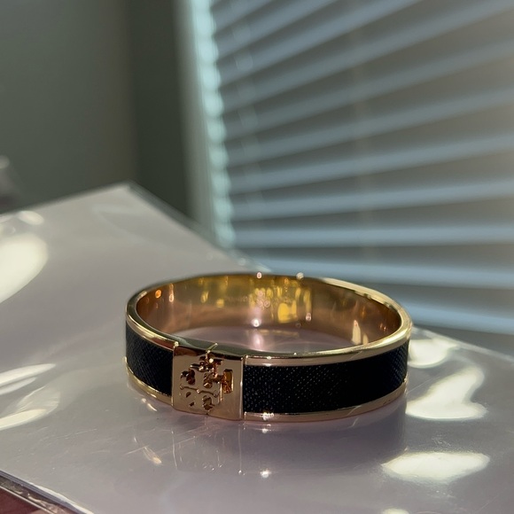 Tory Burch
Kira 18K-Gold-Plated & Enamel Medium Hinged Bangle - Picture 3 of 4